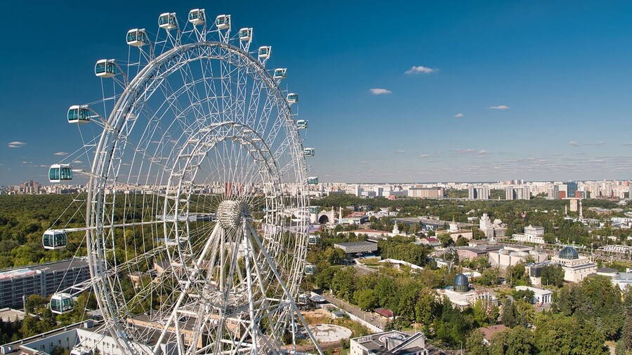 Колесо обозрения «Солнце Москвы» позволяет взглянуть на столицу и все её доминанты с непривычного ракурса. Фото: wikimedia/mos.ru