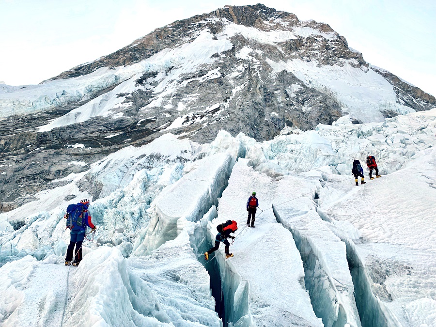 Проход через трещины на леднике Кхумбу на Эвересте. Фото из личного архива