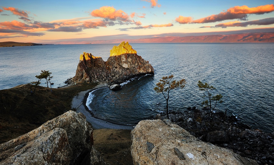  Скала Шаманка на острове Ольхон
