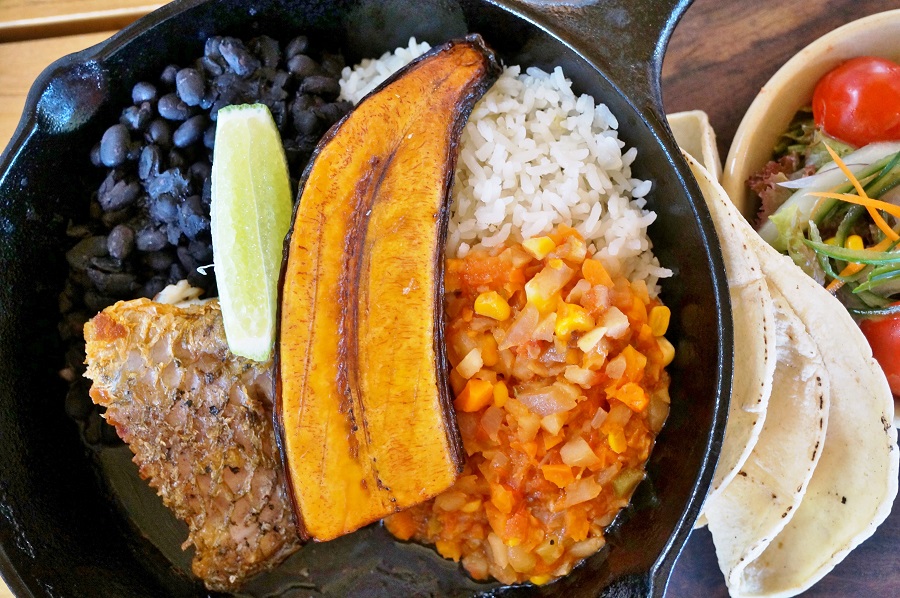  Касадос с рисом, фасолью и бананами