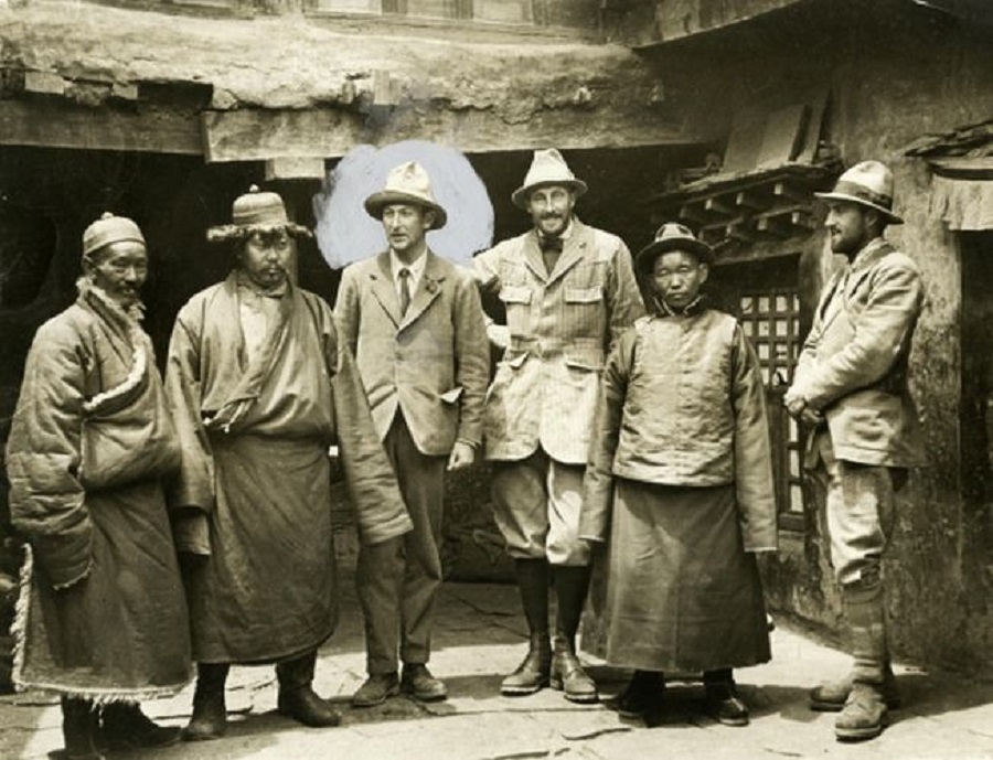 Участники британской экспедиции на Эверест и тибетцы, третий слева — Джордж Мэллори. 1924 год. Фото: Nationaal Archief / Flickr
