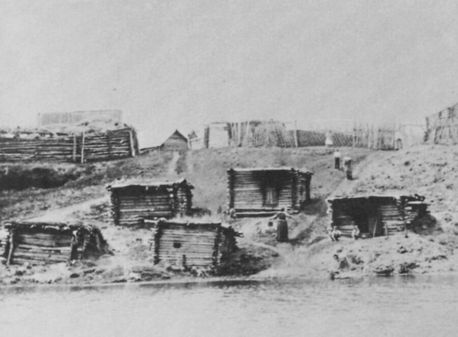 Бани по-чёрному на берегу одной из рек в Сибири, 1890-е. Фото: wikimedia/Общественное достояние