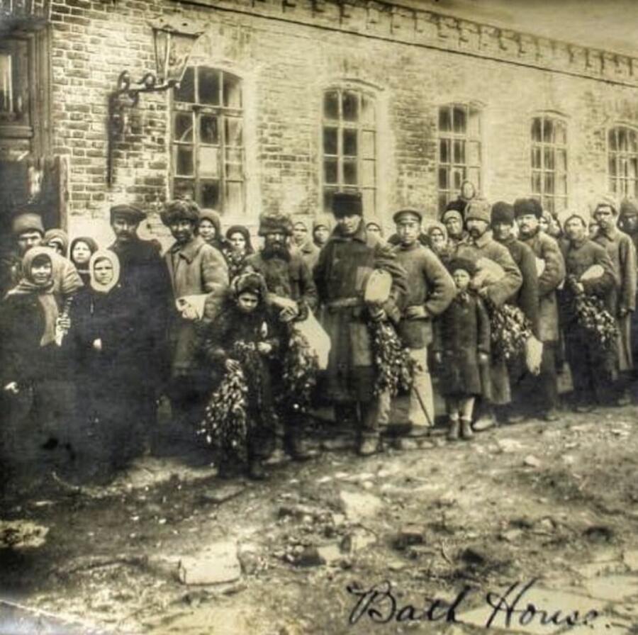 Очередь в баню в Курске, 1920 год. Фото: wikimedia/Общественное достояние 