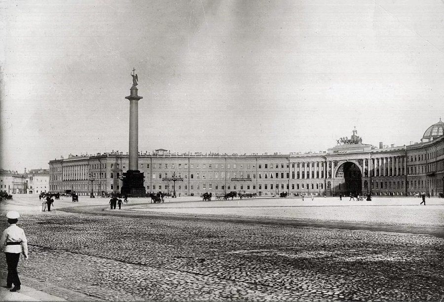  Александровская колонна на Дворцовой площади в память о победе в Отечественной войне 1812 года, конец девятнадцатого века