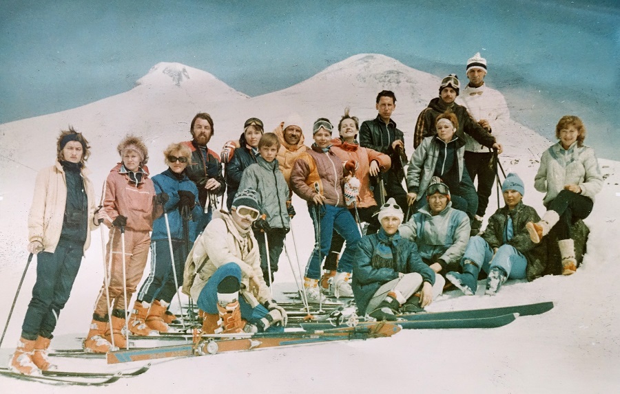 Занятия с инструктором, Приэльбрусье, конец 1980-х. Да, горные лыжи в СССР и в России популярны уже давно. Фото: из архива Георгия Дубенецкого
