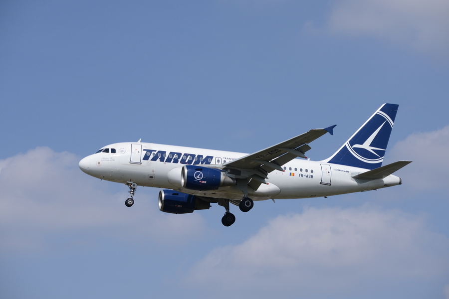  Самолёт А318 в ливрее TAROM, или Romanian Air Transport, — крупнейшей и старейшей авиакомпании Румынии. У А318 из-за укорачивания фюзеляжа уменьшился компенсирующий момент вертикального оперения, и, как и в случае с Ил-96-300 и Boeing 747SP, пришлось несколько увеличить размеры вертикального стабилизатора. Фото Airbus  