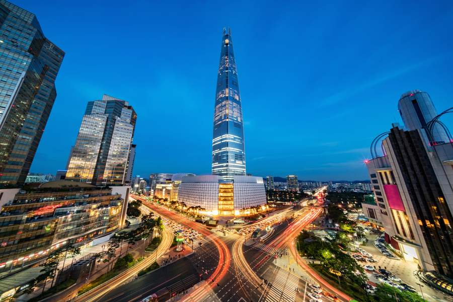  Самый высокий небоскрёб Южной Кореи Lotte World Tower. Построен в Сеуле в 2016 году, а его высота — 555 метров. Фото: istockphoto/Mlenny 