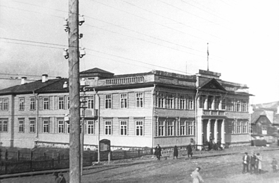 Здание Мурманского облисполкома, 1930-е. Было разрушено во время авиационного налёта в 1942 году. Фото: wikimedia