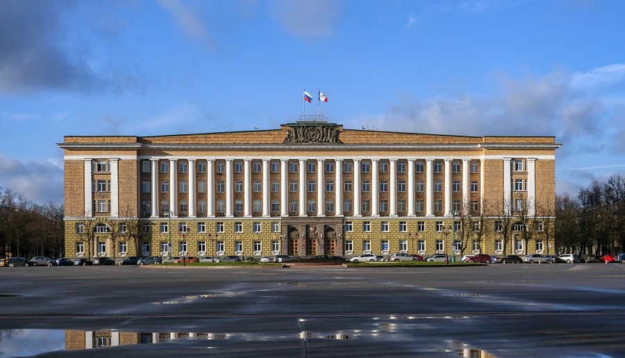 Фасад здания Дома Советов на Софийской площади в Великом Новгороде 