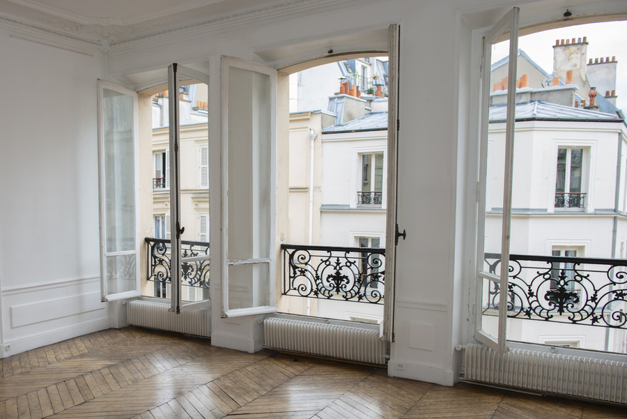  Атрибуты типичной парижской квартиры в представлении большинства — это белые стены, паркет «ёлочка», высокие потолки и огромные окна с так называемым французским балконом — с ограждением, но без площадки для ног. Фото istockphoto/Brasil2 