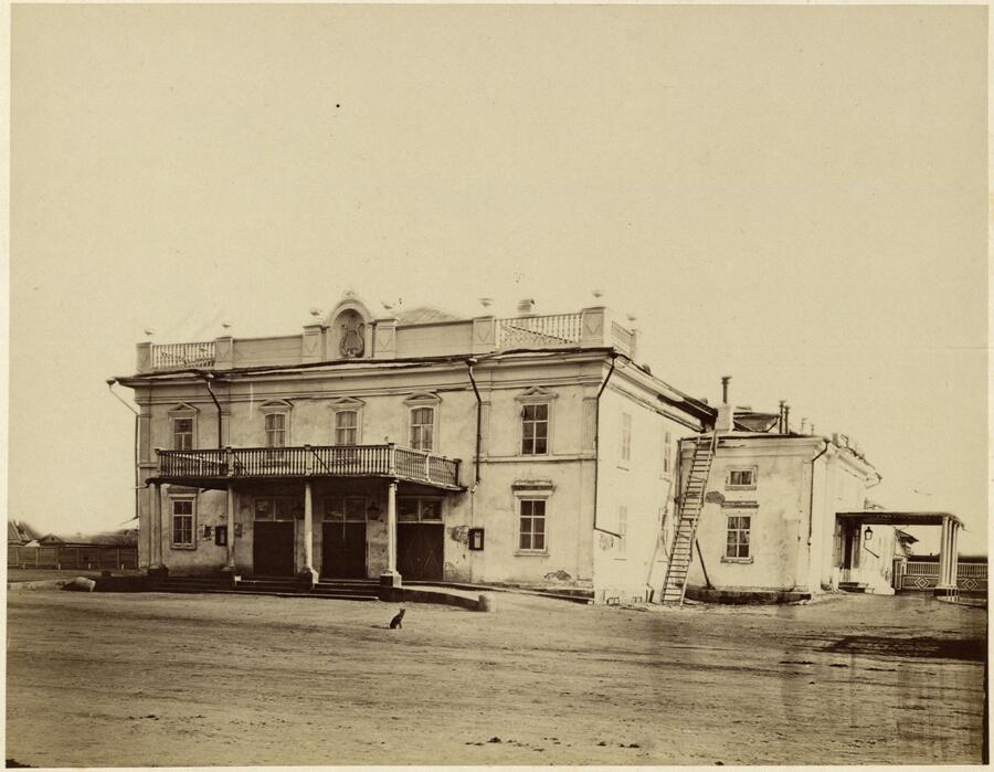 Деревянный оштукатуренный театр в Иркутске в 1880 году. Построен в 1871–1872 годах. В октябре 1890 года здание сгорело. Фото: Library of congress