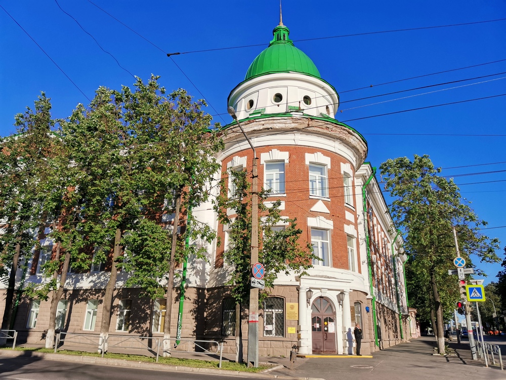 Дом г пермь. Памятники архитектуры в Перми в Перми. Главная достопримечательность Перми. Дом с куполом Пермь. Пермь здания с куполами.