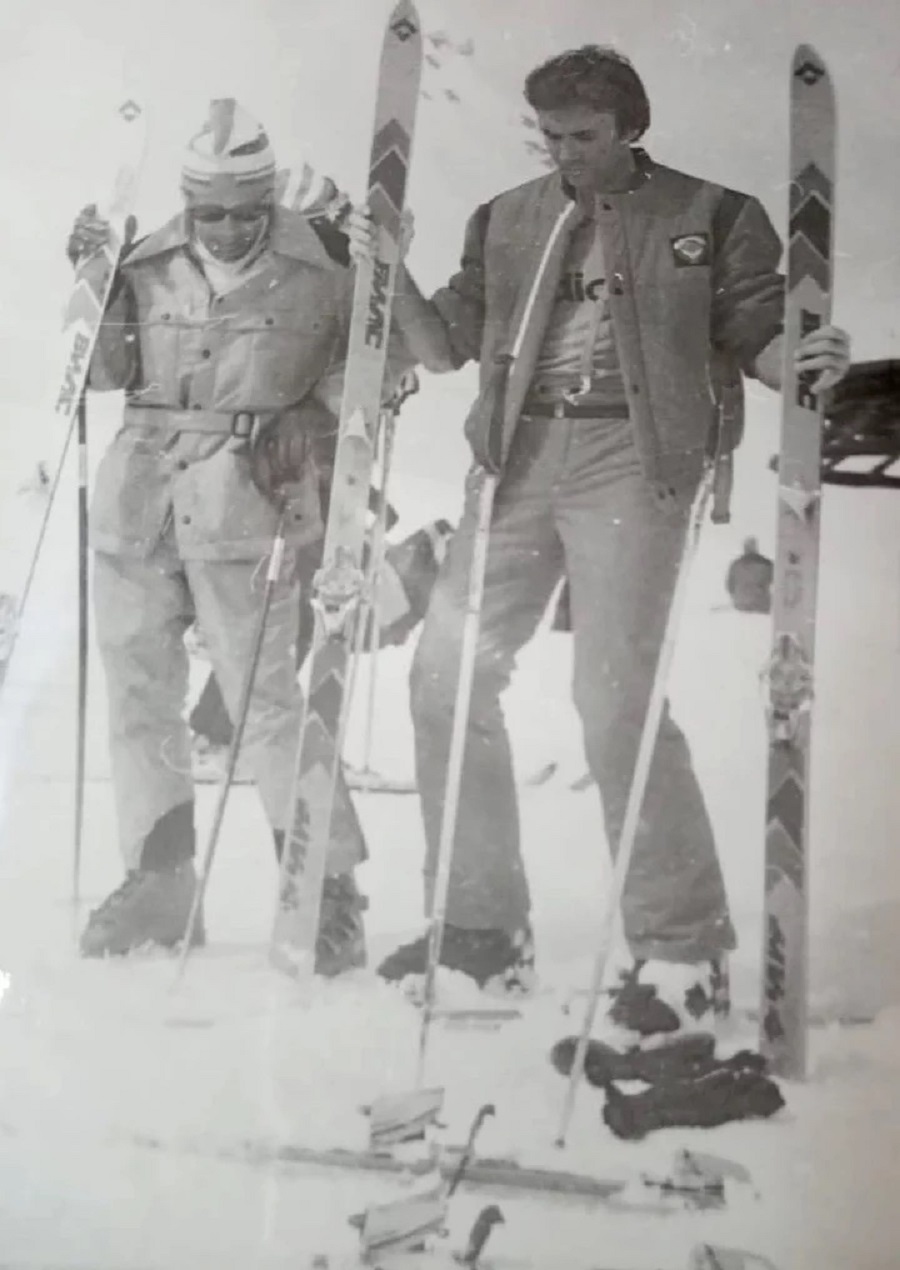  Один из создателей советских горных лыж ВИЛС и один из первых советских фристайлистов Сергей Егоров (слева) и спортивный комментатор Владимир Маслаченко. Фото: из архива Музея друзей