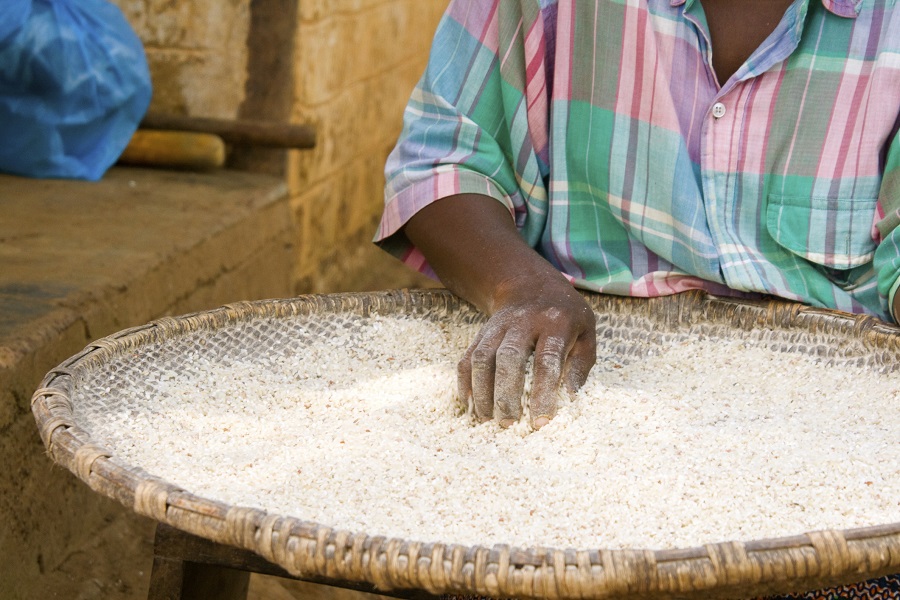  Местная жительница моет рис, Либерия 