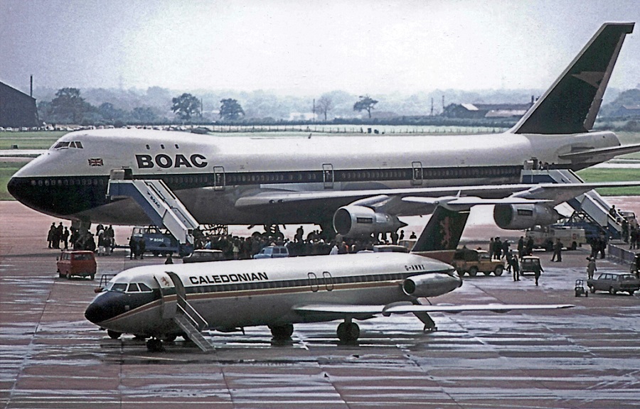 Аэропорт английского Манчестера впервые принимает широкофюзеляжный самолёт 17 августа 1970 года. Это Boeing 747-136 авиакомпании BOAC. Рядом самолёт BAC 1–11 авиакомпании Caledonian, вмещающий 89 пассажиров. Фото: Wikimedia Commons
