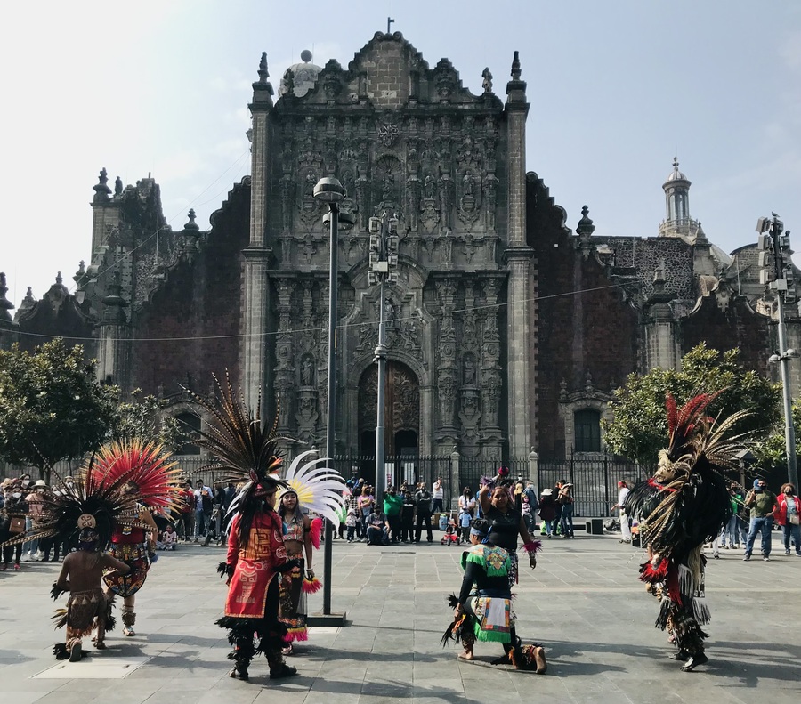 Танцующие индейцы в пеначо, традиционных головных уборах, на главной площади Мехико. Фото: Мария Желиховская