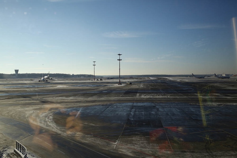  В аэропорту — две пересекающиеся ВПП, позволяющие аэропорту менять курс взлёта и посадки в зависимости от направления ветра