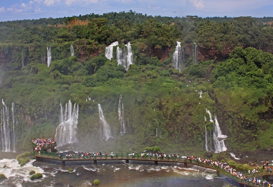 Водопады Игуасу на границе Аргентины и Бразилии. Фото: istockphoto/jsteck