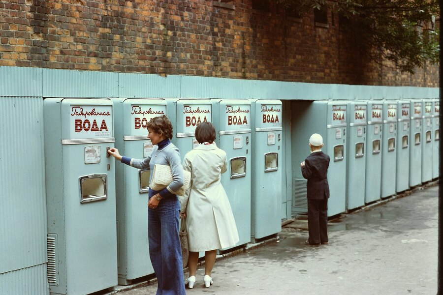 Автоматы по продаже воды и кваса в Москве, 1977 год. Фото: wikimedia/Thoutmes  