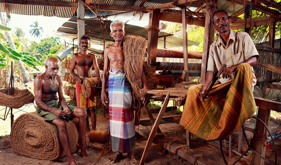 В ланкийской деревне ремесленники плетут верёвку из нитей кокоса, используя оборудование 100-летней давности. Фото: wikimedia/Curved.kiwix 