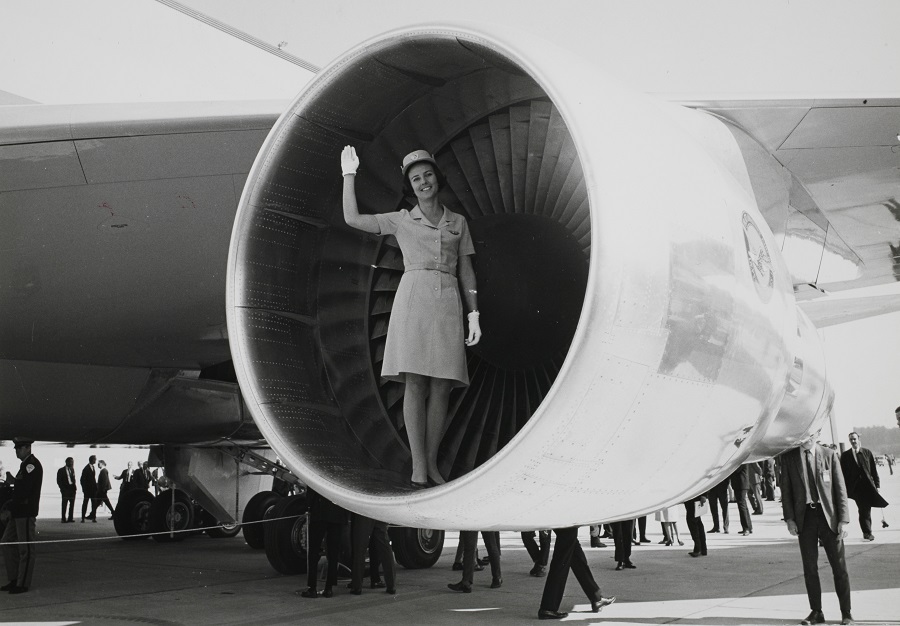 Главная бортпроводница SAS Вивека Анкарона на фоне вентилятора двухконтурного двигателя Boeing 747 — на выкатке первого борта 30 сентября 1968 года. Фото: Scandinavian Airlines 