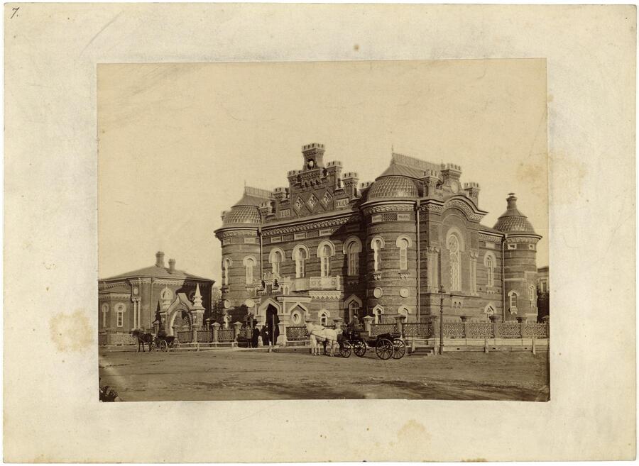 Иркутский областной краеведческий музей, 1880-е. Одна из старейших экспозиционных площадок в России, основан в 1782-м. В 1879 году в Иркутске случился пожар, который уничтожил много зданий, в том числе и музей на Тихвинской площади (теперь площадь графа Сперанского), сгорели более 22 тысяч уникальных экспонатов. Погибла богатейшая библиотека из более чем 10 тысяч книг. Но музей отстроили заново, а коллекцию восстановили силами горожан — от частных лиц и организаций стали поступать предметы, книги для библиотеки, денежные пожертвования. 6 октября 1883 года состоялось торжественное открытие музея. Фото: Library of congress
