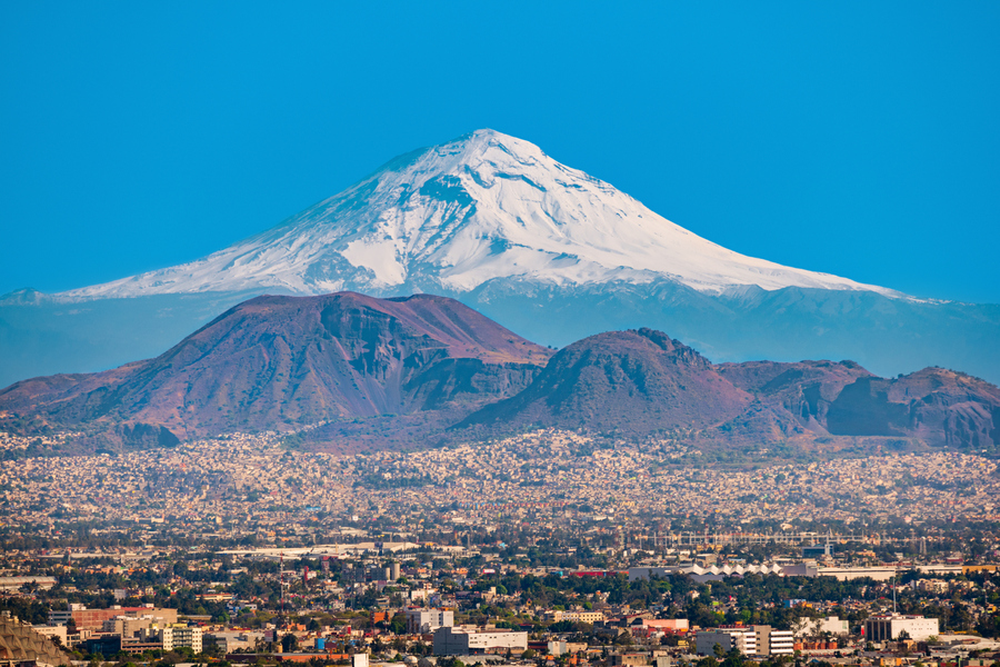 Город Мехико с населением более 20 миллионов человек и действующий вулкан Попокатепетль к юго-востоку от него
