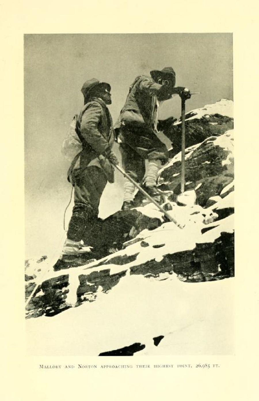 Джордж Мэллори и Эдвард Нортон на высоте около 8200 метров во время попытки штурма вершины Эвереста в 1922 году. Фото: The Library of Congress