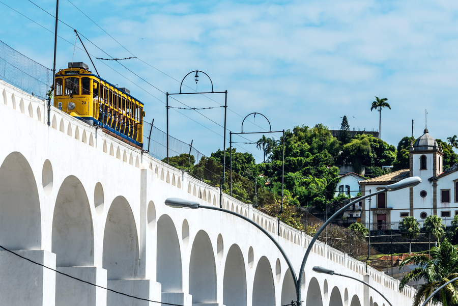  Трамвай на арке Лапа в Рио-де-Жанейро. Фото istockphoto/xeni4ka 