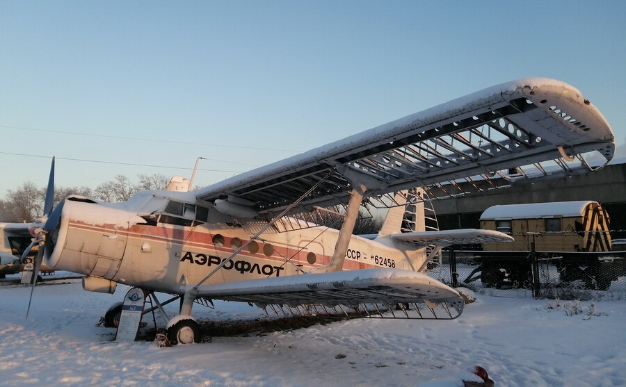  Ан-2 в ливрее компании «Аэрофлот» в экспозиции Курганского авиационного музея. Полотняная обшивка крыльев не сохранилась. Фото: wikimedia/Апатинаити