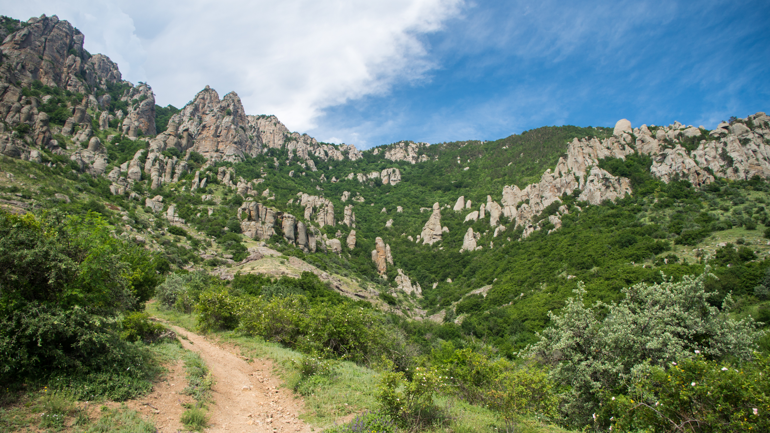 Крым гор алушта. Горный массив Демерджи Алушта. Демерджи Долина привидений. Долина привидений Алушта. Крым Демерджи Долина привидений.