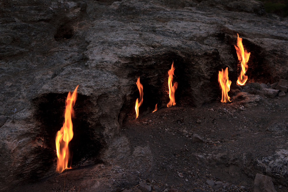  Природный огонь на горе Янарташ, Кемер, Турция.  