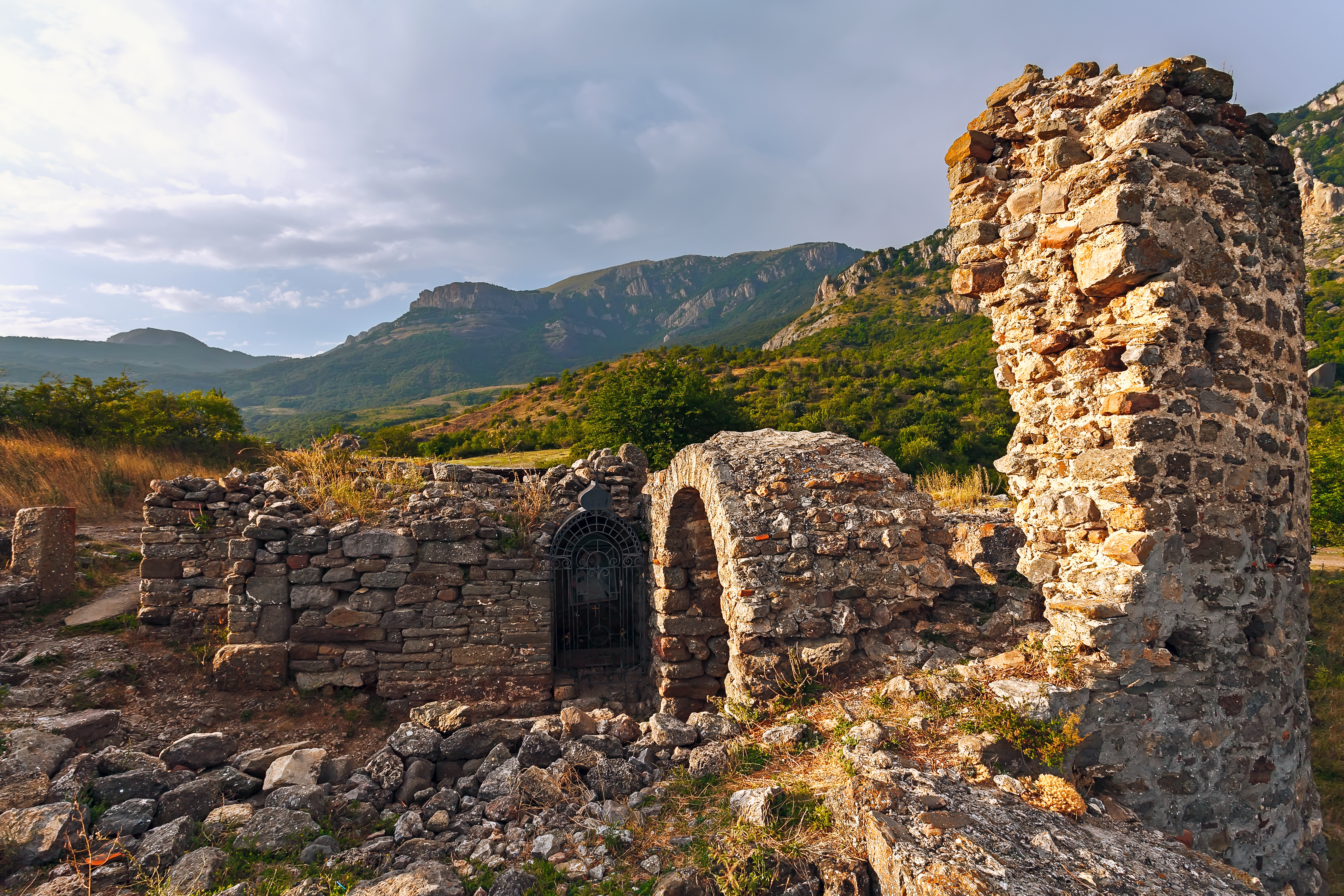 Развалины крепости Фуна у подножия горы Демерджи, окрестности Алушты, Крым