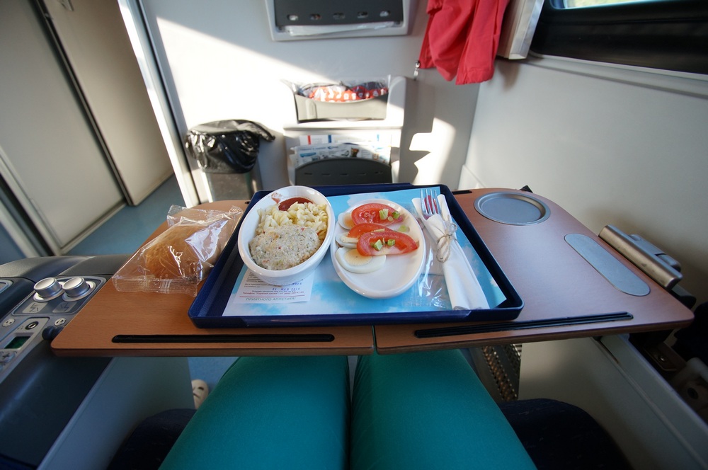 Поезд вагон еда. Еда в поезд. Питание в поезде. Наборы питания в поезде. Стол в поезде с едой.
