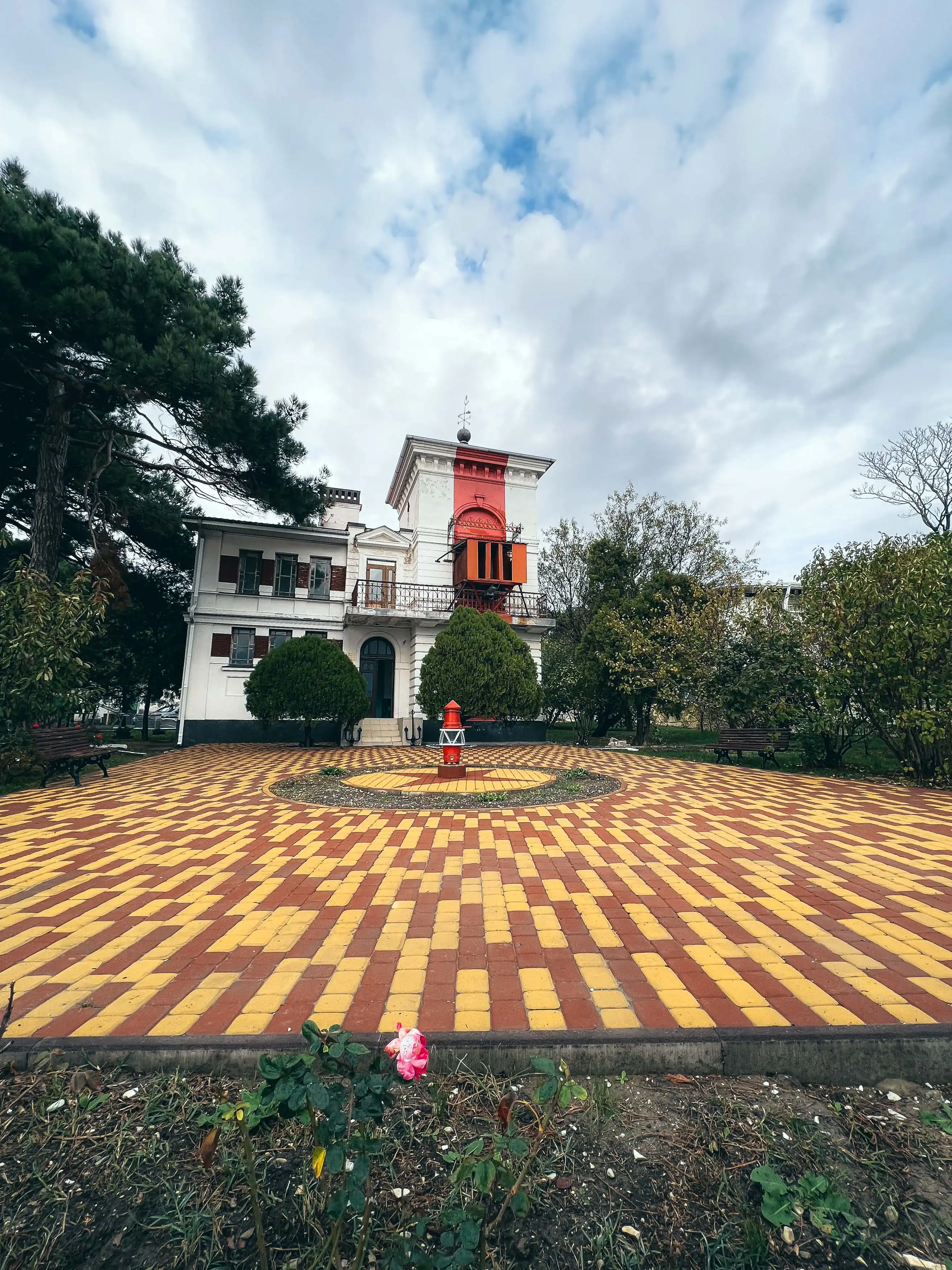 Маяк на набережной Геленджика