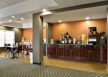 QUALITY INN & SUITES CENTERVILLE — фото 2